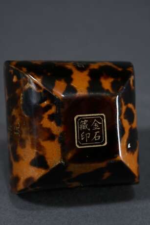 Viereckig bombierte chinesische Schildpatt Snuffbottle mit gravierten und vergoldeten Schriftzeichen, Silberstöpsel mit Steineinsatz, Boden mit Künstler Marke, H. 6cm - photo 5