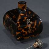 Viereckig bombierte chinesische Schildpatt Snuffbottle mit gravierten und vergoldeten Schriftzeichen, Silberstöpsel mit Steineinsatz, Boden mit Künstler Marke, H. 6cm - photo 6