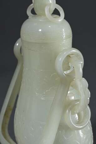 Feine sehr dünnwandige Hotan Jade Deckelvase in Hu-Form mit Flachrelief "Phönixe und Taotie Masken" in archaischem Stil mit beweglichem Bügel und Ringen, in Holzsockel und Präsentoir, dazu Brokat bezogener Kas… - photo 5