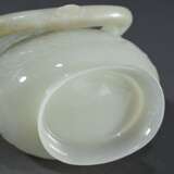 Feine sehr dünnwandige Hotan Jade Deckelvase in Hu-Form mit Flachrelief "Phönixe und Taotie Masken" in archaischem Stil mit beweglichem Bügel und Ringen, in Holzsockel und Präsentoir, dazu Brokat bezogener Kas… - photo 7