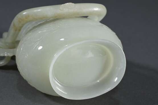 Feine sehr dünnwandige Hotan Jade Deckelvase in Hu-Form mit Flachrelief "Phönixe und Taotie Masken" in archaischem Stil mit beweglichem Bügel und Ringen, in Holzsockel und Präsentoir, dazu Brokat bezogener Kas… - photo 7
