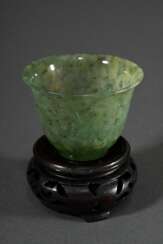 Feines Jade Koppchen auf Holzsockel, H. 4,5cm, Ø 6cm