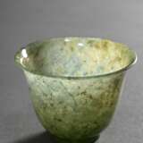 Feines Jade Koppchen auf Holzsockel, H. 4,5cm, Ø 6cm - Foto 2