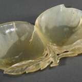 Chinesische Jade Doppelschale in Pfirsichform, 9x14,5cm - фото 3