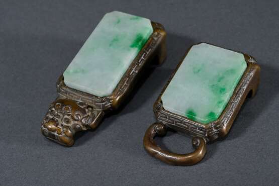 Schwere Bronze Gürtelschließe mit Fo-Hund Kopf und zwei grün gesprenkelten Jadeplatten, China, Qing-Dynastie, schöne Patina, L. 6/7,6cm, Gebrauchsspuren - photo 1