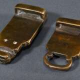 Schwere Bronze Gürtelschließe mit Fo-Hund Kopf und zwei grün gesprenkelten Jadeplatten, China, Qing-Dynastie, schöne Patina, L. 6/7,6cm, Gebrauchsspuren - photo 2
