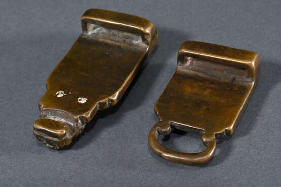 Schwere Bronze Gürtelschließe mit Fo-Hund Kopf und zwei grün gesprenkelten Jadeplatten, China, Qing-Dynastie, schöne Patina, L. 6/7,6cm, Gebrauchsspuren - photo 2