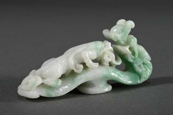 Chinesischer Gürtelhaken in hellgrün-weißer Jade mit vollplastischem "Regendrache" und "Tiger", L. 7,2cm - photo 1
