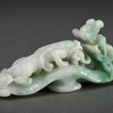 Chinesischer Gürtelhaken in hellgrün-weißer Jade mit vollplastischem "Regendrache" und "Tiger", L. 7,2cm - photo 1