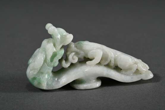 Chinesischer Gürtelhaken in hellgrün-weißer Jade mit vollplastischem "Regendrache" und "Tiger", L. 7,2cm - photo 2