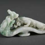 Chinesischer Gürtelhaken in hellgrün-weißer Jade mit vollplastischem "Regendrache" und "Tiger", L. 7,2cm - photo 2