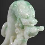 Chinesischer Gürtelhaken in hellgrün-weißer Jade mit vollplastischem "Regendrache" und "Tiger", L. 7,2cm - photo 3