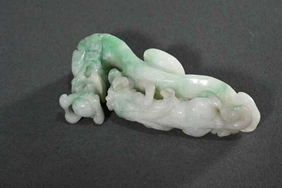 Chinesischer Gürtelhaken in hellgrün-weißer Jade mit vollplastischem "Regendrache" und "Tiger", L. 7,2cm - photo 4