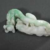 Chinesischer Gürtelhaken in hellgrün-weißer Jade mit vollplastischem "Regendrache" und "Tiger", L. 7,2cm - photo 4