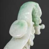 Chinesischer Gürtelhaken in hellgrün-weißer Jade mit vollplastischem "Regendrache" und "Tiger", L. 7,2cm - photo 5