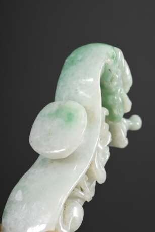 Chinesischer Gürtelhaken in hellgrün-weißer Jade mit vollplastischem "Regendrache" und "Tiger", L. 7,2cm - photo 5