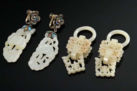 4 Teile geschnitzte Hotan Jade: 2 fein durchbrochene Ornament Kleiderschließen (min. best., 9,4g, H. 4,8cm) und Paar Ohrhänger an Metall Schraubmontierung in Blütenform mit farbigen Cloisonné Emaille (defekt, 11g, H. 5,8… - photo 1