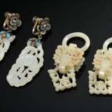 4 Teile geschnitzte Hotan Jade: 2 fein durchbrochene Ornament Kleiderschließen (min. best., 9,4g, H. 4,8cm) und Paar Ohrhänger an Metall Schraubmontierung in Blütenform mit farbigen Cloisonné Emaille (defekt, 11g, H. 5,8… - photo 1