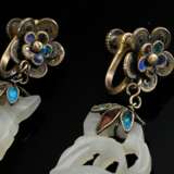 4 Teile geschnitzte Hotan Jade: 2 fein durchbrochene Ornament Kleiderschließen (min. best., 9,4g, H. 4,8cm) und Paar Ohrhänger an Metall Schraubmontierung in Blütenform mit farbigen Cloisonné Emaille (defekt, 11g, H. 5,8… - photo 2
