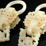 4 Teile geschnitzte Hotan Jade: 2 fein durchbrochene Ornament Kleiderschließen (min. best., 9,4g, H. 4,8cm) und Paar Ohrhänger an Metall Schraubmontierung in Blütenform mit farbigen Cloisonné Emaille (defekt, 11g, H. 5,8… - photo 3