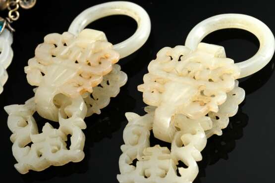 4 Teile geschnitzte Hotan Jade: 2 fein durchbrochene Ornament Kleiderschließen (min. best., 9,4g, H. 4,8cm) und Paar Ohrhänger an Metall Schraubmontierung in Blütenform mit farbigen Cloisonné Emaille (defekt, 11g, H. 5,8… - photo 3