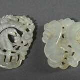 2 Diverse chinesische Jade Schnitzereien "Vogel im Baum" (5,8x4,1cm) und "Zwei Welse" (5x5,2cm) mit feiner Durchbruch Arbeit - Foto 3