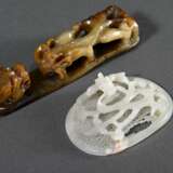 2 Diverse Teile chinesische Jade mit Fabeltier- und Drachendarstellungen: bräunlich grüner Gürtelhaken (L. 12cm) und helles Amulett Fragment mit feinem Gitterdurchbruch (5,1x6,9cm, def.) - photo 1