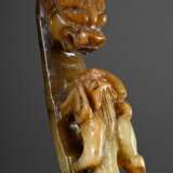 2 Diverse Teile chinesische Jade mit Fabeltier- und Drachendarstellungen: bräunlich grüner Gürtelhaken (L. 12cm) und helles Amulett Fragment mit feinem Gitterdurchbruch (5,1x6,9cm, def.) - photo 2