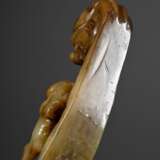 2 Diverse Teile chinesische Jade mit Fabeltier- und Drachendarstellungen: bräunlich grüner Gürtelhaken (L. 12cm) und helles Amulett Fragment mit feinem Gitterdurchbruch (5,1x6,9cm, def.) - photo 3
