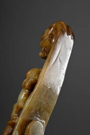 2 Diverse Teile chinesische Jade mit Fabeltier- und Drachendarstellungen: bräunlich grüner Gürtelhaken (L. 12cm) und helles Amulett Fragment mit feinem Gitterdurchbruch (5,1x6,9cm, def.) - photo 3