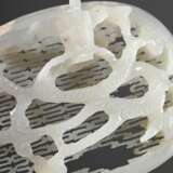 2 Diverse Teile chinesische Jade mit Fabeltier- und Drachendarstellungen: bräunlich grüner Gürtelhaken (L. 12cm) und helles Amulett Fragment mit feinem Gitterdurchbruch (5,1x6,9cm, def.) - photo 4