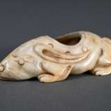 Heller chinesischer Jade Pinselwascher "Hase", Öffnung im Rücken ornamental umrandet, L. 9cm - photo 1