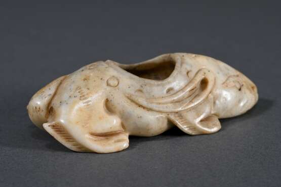 Heller chinesischer Jade Pinselwascher "Hase", Öffnung im Rücken ornamental umrandet, L. 9cm - photo 2