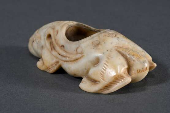 Heller chinesischer Jade Pinselwascher "Hase", Öffnung im Rücken ornamental umrandet, L. 9cm - photo 3