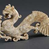 Chinesische hellgrün geäderte Jade Schnitzerei im archaischem Stil "Fabeltier mit Jungem auf der Pfote", L. 12cm - фото 1