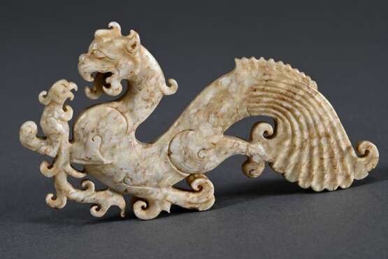 Chinesische hellgrün geäderte Jade Schnitzerei im archaischem Stil "Fabeltier mit Jungem auf der Pfote", L. 12cm - фото 1