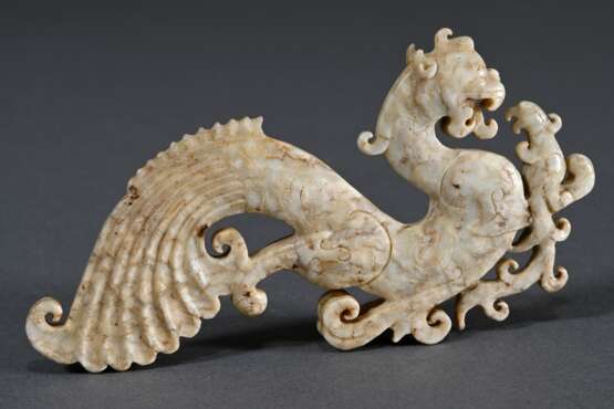 Chinesische hellgrün geäderte Jade Schnitzerei im archaischem Stil "Fabeltier mit Jungem auf der Pfote", L. 12cm - фото 2