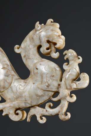 Chinesische hellgrün geäderte Jade Schnitzerei im archaischem Stil "Fabeltier mit Jungem auf der Pfote", L. 12cm - фото 3