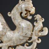 Chinesische hellgrün geäderte Jade Schnitzerei im archaischem Stil "Fabeltier mit Jungem auf der Pfote", L. 12cm - фото 3