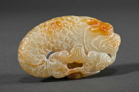 Figürliche chinesische Jade Schnitzerei "Fisch und Fledermaus", 4,5x7,5cm - photo 1