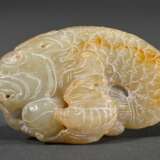 Figürliche chinesische Jade Schnitzerei "Fisch und Fledermaus", 4,5x7,5cm - photo 2