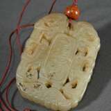 Chinesisches Amulett in hellbrauner Jade mit mittiger Schriftkartusche in abstrahierten Drachenornamenten an Seidenkordel, 6x4,5cm - Foto 1