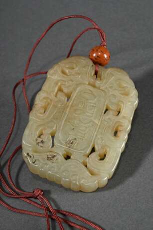 Chinesisches Amulett in hellbrauner Jade mit mittiger Schriftkartusche in abstrahierten Drachenornamenten an Seidenkordel, 6x4,5cm - Foto 1