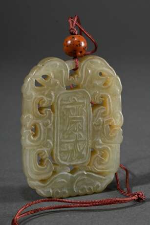 Chinesisches Amulett in hellbrauner Jade mit mittiger Schriftkartusche in abstrahierten Drachenornamenten an Seidenkordel, 6x4,5cm - Foto 2