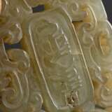 Chinesisches Amulett in hellbrauner Jade mit mittiger Schriftkartusche in abstrahierten Drachenornamenten an Seidenkordel, 6x4,5cm - Foto 3