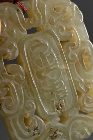 Chinesisches Amulett in hellbrauner Jade mit mittiger Schriftkartusche in abstrahierten Drachenornamenten an Seidenkordel, 6x4,5cm - Foto 3