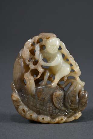 Zweifarbig braunbeige Jade Schnitzerei "Junge fängt riesigen Karpfen", China, Qing Dynastie, 7,8x6cm - photo 1