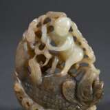 Zweifarbig braunbeige Jade Schnitzerei "Junge fängt riesigen Karpfen", China, Qing Dynastie, 7,8x6cm - photo 1