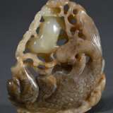 Zweifarbig braunbeige Jade Schnitzerei "Junge fängt riesigen Karpfen", China, Qing Dynastie, 7,8x6cm - photo 2