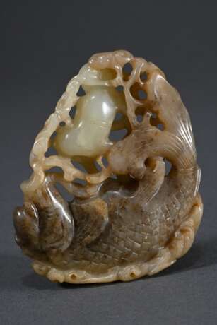 Zweifarbig braunbeige Jade Schnitzerei "Junge fängt riesigen Karpfen", China, Qing Dynastie, 7,8x6cm - photo 2